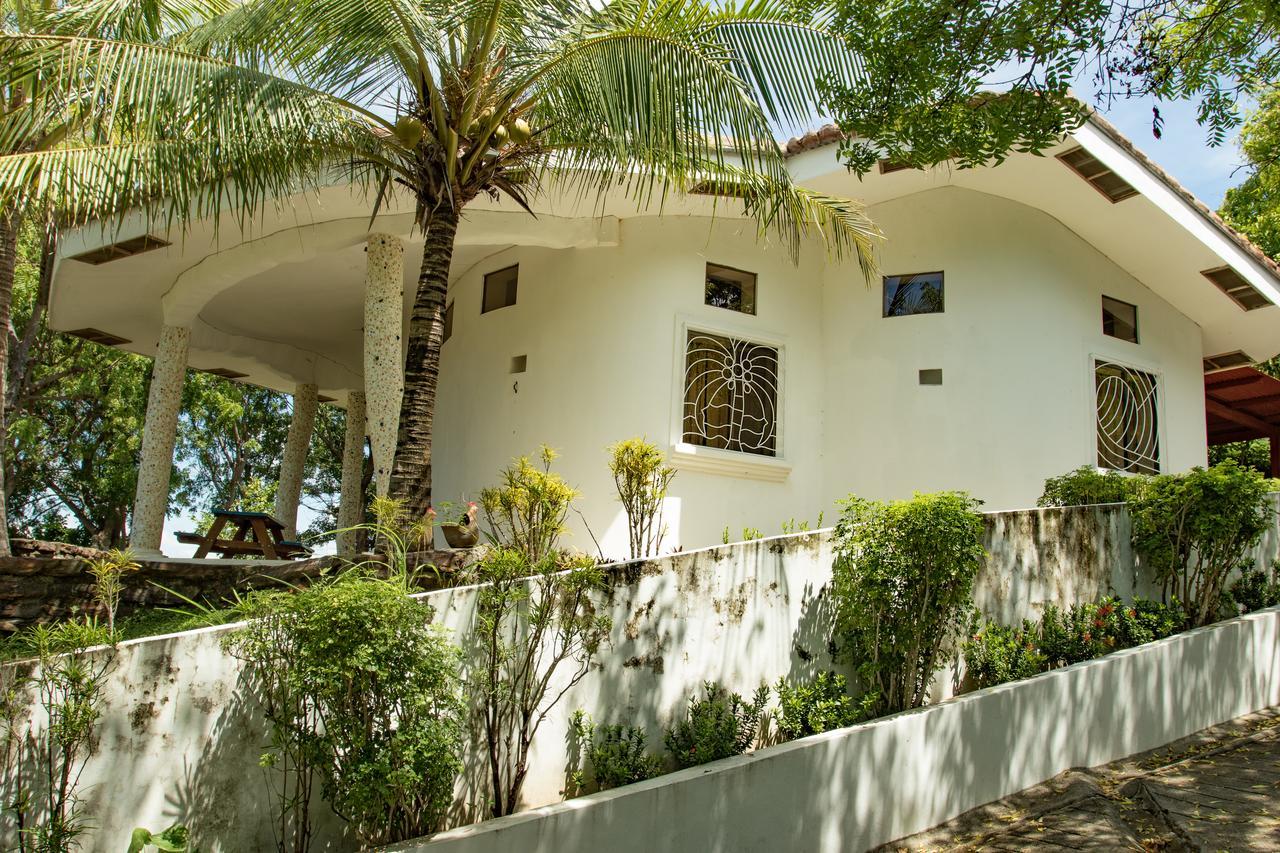 Two Brothers Surf Resort Tola Exterior photo
