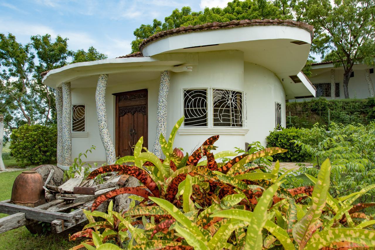 Two Brothers Surf Resort Tola Exterior photo